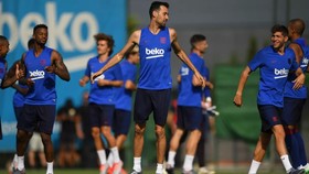 Các cầu thủ Barcelona trên sân tập