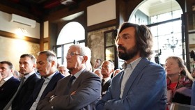 Andrea Pirlo (phải) đã sớm có cơ hội thành danh trên cương vị mới