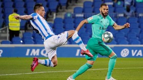 Karim Benzema vượt qua hậu vệ Sociedad mùa trước