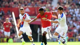 Anthony Martial đi bóng qua hậu vệ Palace