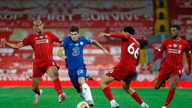 Christian Pulisic đi bóng trước hàng thù Liverpool