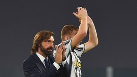 HLV Andrea Pirlo mừng chiến thắng đầu tay