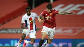 Wilfried Zaha tỏa sáng trong chiến thắng Man United
