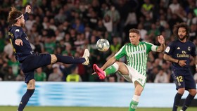 Sergio Ramos cản phá mũi nhọn Betis.