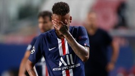 Neymar rời sân trong đau đớn