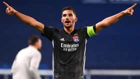 PSG nhảy vào vụ lôi kéo Houssem Aouar của Lyon
