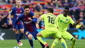 Lionel Messi đi bóng qua hàng thủ Getafe