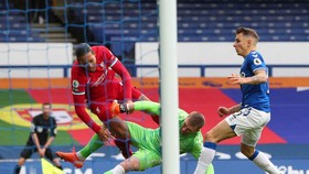 Pha vào bòng khốc lier65t của thủ thành Pickford khiến Van Dijk chấn thương nặng