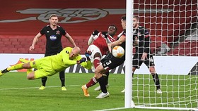 Arsenal đè bẹp Dundalk 3-0