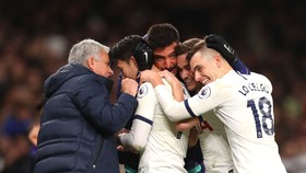 HLV Jose Mourinho cũng ăn mừng thắng lợi cùng các học trò