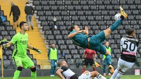 Pha ghi bàn ngoạn mục của Zlatan Ibrahimovic