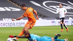 Ronaldo đi bóng qua thủ môn Spezia trước khi ghi bàn vào lưới trống