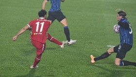 Mo Salah sút tung lưới Atalanta