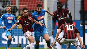 Bonaventura đi bóng trước hàng thủ Napoli