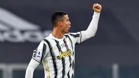 Ronaldo ăn mừng bàn thắng