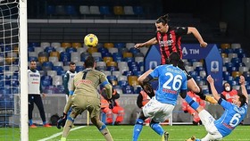 Ibrahimovic ghi bàn bằng quả đánh đầu