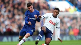 Mason Mount tranh bóng với hậu vệ Tottenham