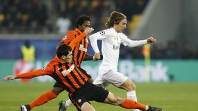 Luka Mpodric đi bóng qua hậu vệ Shakhtar