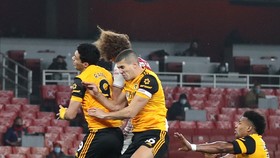 Tiền đạo Raul Jimenez của Wolves (trái) va chạm với David Luiz.