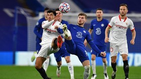 Timo Werner tranh bóng với hậu vệ Sevilla