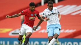 Marcus Rashford tranh bóng với hậu vệ West Ham