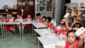Giờ uống sữa tại Trung tâm mồ côi Đức Sơn, Thừa Thiên Huế trong từ chương trình Quỹ sữa Vươn cao Việt Nam