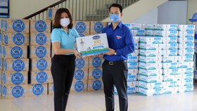 Đại diện Vinamilk trao tận tay sản phẩm đến Thành Đoàn Đà Nẵng, đơn vị được phân công tiếp nhận và phân bổ các sản phẩm về các khu cách ly tại địa phương
