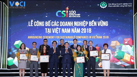 Ông Nguyễn Chí Cường, Giám đốc Nhà máy Sữa Tiên Sơn (hàng trên, thứ 2 từ phải sang) đại diện Vinamilk tham dự Lễ công bố Doanh nghiệp bền vững tại Việt Nam