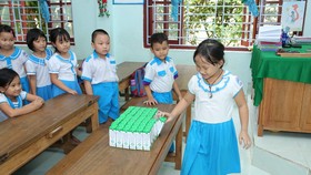 Chương trình Sữa học đường được tỉnh Quảng Nam và Vinamilk triển khai từ tháng 6-2020 dành cho 33.000 trẻ em thuộc 6 huyện miền núi của tỉnh