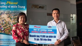 Ông Nguyễn Trung, Chủ tịch Công đoàn Công ty Vinamilk trao bảng tượng trưng 111.000 sản phẩm dinh dưỡng ủng hộ đồng bào miền Trung