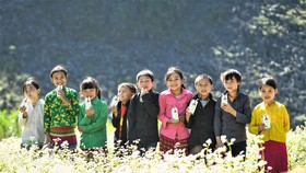 Trẻ em miền núi với niềm vui uống sữa
