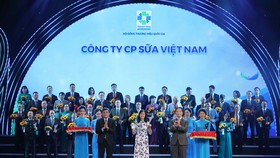 Bà Nguyễn Thị Minh Tâm, Giám đốc Chi nhánh Vinamilk Hà Nội đại diện nhận biểu trưng tại lễ công bố