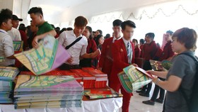 Bất chấp cơ quan chức năng đã cảnh báo, trong ngày 26-11, nhân viên Công ty cổ phần địa ốc Alibaba (mặc comple) vẫn phát tờ rơi giới thiệu về dự án Tây Bắc Củ Chi - Ảnh: Tâm Đức