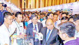 Thủ tướng Nguyễn Xuân Phúc tìm hiểu những mô hình trưng bày ý tưởng khởi nghiệp