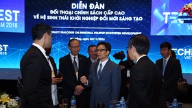 Phó Thủ tướng trao đổi với các diễn giả. Ảnh: VGP/Đình Nam