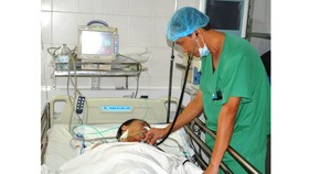 Bác sĩ chăm sóc cho bệnh nhân sau khi phẫu thuật thành công