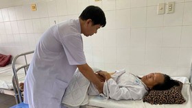 Bác sĩ chăm sóc cho bệnh nhân sau khi điều trị thành công
