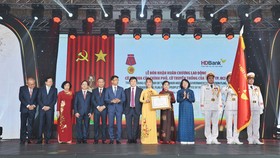 Bà Đặng Thị Ngọc Thịnh - Phó Chủ tịch nước CHXHCN Việt Nam trao Huân chương Lao động cho Ban lãnh đạo HDBank.