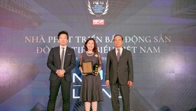 Đại diện Tập đoàn Novaland nhận giải thưởng Nhà phát triển bất động sản đô thị tiêu biểu Việt Nam 2019