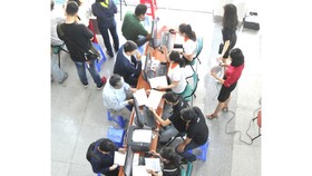 Khai thuế tại đại lý thuế. Ảnh: CAO THĂNG