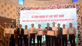 Lãnh đạo Hội Kỷ lục Việt Nam, lãnh đạo tỉnh An Giang, lãnh đạo Tập đoàn Sao Mai, lãnh đạo Công ty CP Cổ phần Du lịch An Giang chụp ảnh lưu niệm.