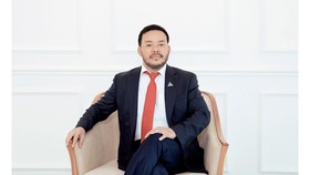 Ông Lương Trí Thìn - Chủ tịch HĐQT Tập đoàn Đất Xanh vừa đón nhận danh hiệu “Doanh nhân Bất động sản của năm” do Tạp chí Nhịp cầu Đầu tư tổ chức bình chọn.