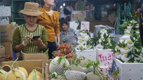 Trái cây bày bán tại Chợ nông sản Thủ Đức. (Ảnh: Đinh Hằng/TTXVN)