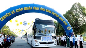 Lãnh đạo tỉnh và các sở, ngành tiễn các công nhân về quê đón Tết. (Ảnh: Nguyễn Văn Việt/TTXVN)