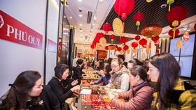 Khách hàng giao dịch vàng miếng. (Ảnh: Đức Duy/Vietnam+)