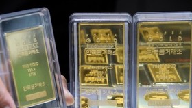 Vàng miếng tại một sàn giao dịch ở Seoul của Hàn Quốc. (Ảnh: Yonhap/TTXVN)