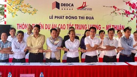 Đại diện nhà đầu tư, doanh nghiệp dự án, nhà thầu ký cam kết đảm bảo tiến độ thông tuyến dự án cao tốc Trung Lương - Mỹ Thuận vào cuối năm 2020 tại lễ phát động.