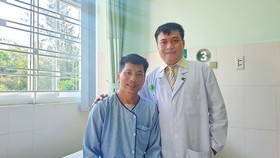 BS Hòa và bệnh nhân sau khi phẫu thuật thành công