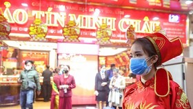 Người Hà Nội xếp hàng trong mưa rét mua vàng ngày Vía Thần Tài