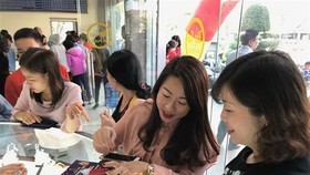 Khách mua vàng tại Chi nhánh vàng Bắc miền Trung - Tổng Công ty vàng Agribank Việt Nam. (Ảnh: Bích Huệ/TTXVN)
